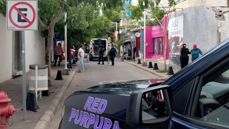 Elementos policiacos atendieron la situación tras la balacera registrada en pleno Centro de Culiacán, donde resultaron heridas dos personas.