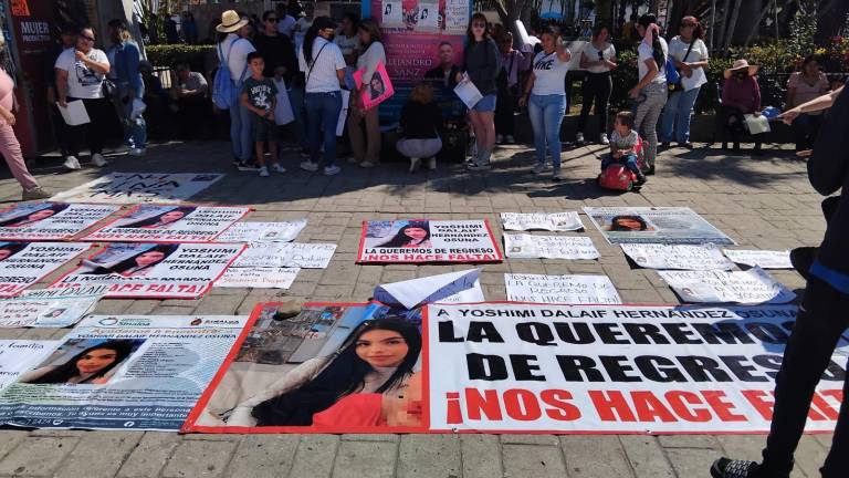 Manifestación frente al Palacio Municipal de Mazatlán para pedir el regreso de la joven Yoshimi Dalaif y su esposo.