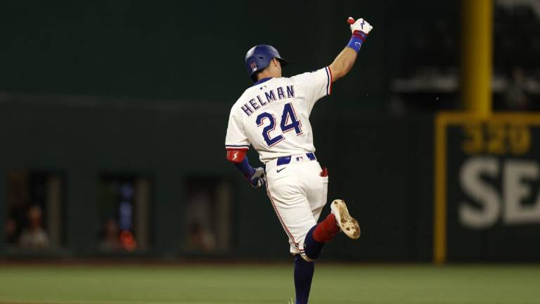 Michael Helman recorre las bases tras conectar su grand slam.