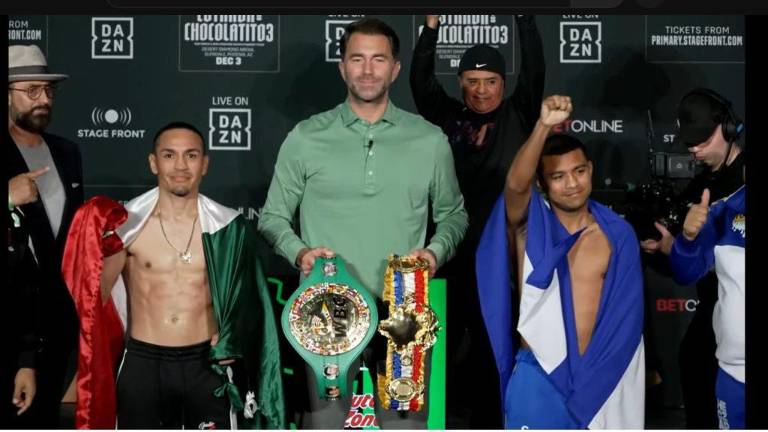 Ambos pugilistas pasaron con éxito la báscula.