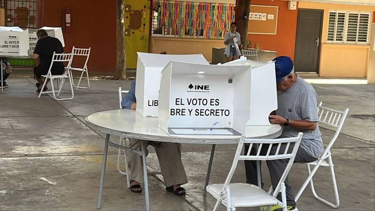 Votantes en la primaria Margarita Maza de Juárez, en Culiacán.