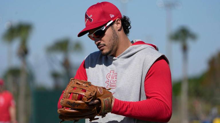 Nolan Arenado ya entrena con los Cardenales, luego de pasar un invierno metido en rumores de cambio.