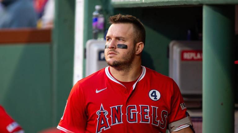 Mike Trout fue parte del ataque de los Angelinos ante los Medias Rojas en Fenway Park.