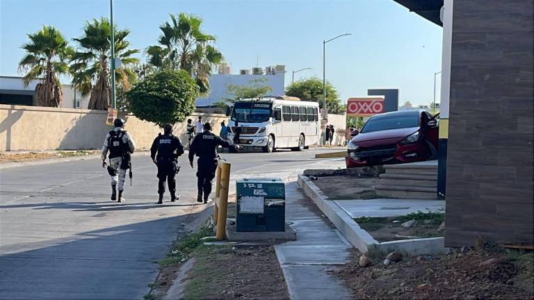 Durante la agresión, una bala alcanzó a la mujer dentro del transporte público que circulaba por la zona.