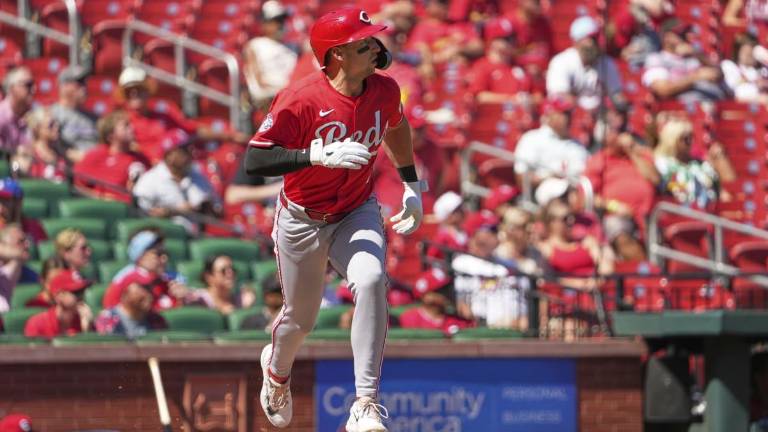 Los Rojos le empataron la serie a los Cardenales y siguen en la pelea por uno de los comodines de la Liga Nacional.