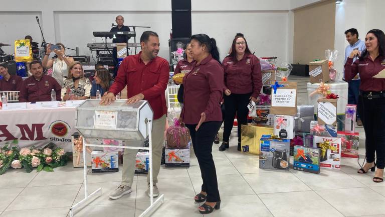 Integrantes del Stasam disfrutaron de la celebración por el Día de las Madres, en la que se entregaron premios y reconocimientos.