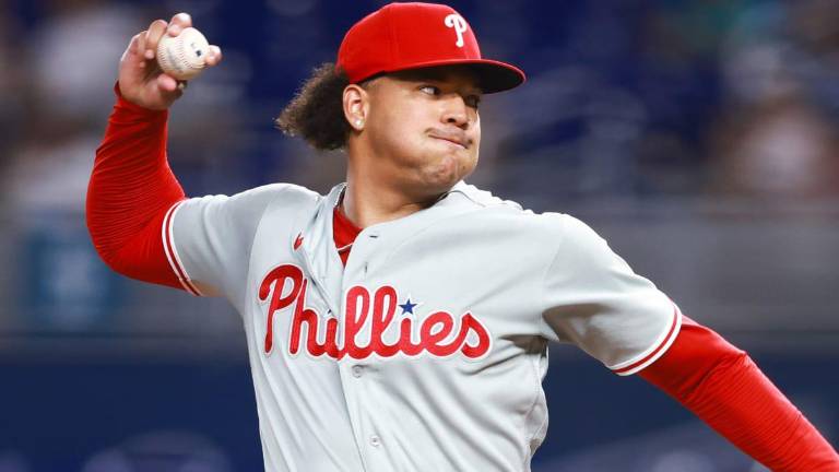 Taijuan Walker lanza por espacio de 6.2 entradas.