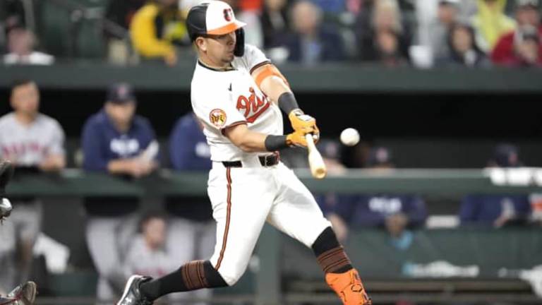 Ramón Urías pega jonrón en el séptimo inning.