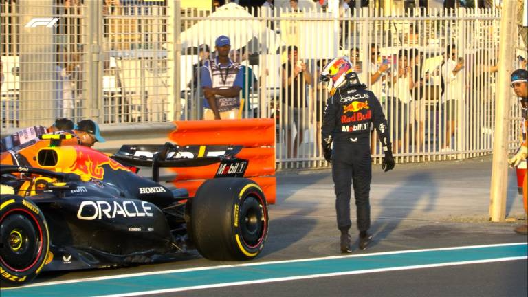 Checo Pérez abandona en Abu Dhabi.
