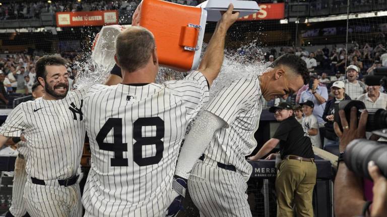 Sin hits hasta el octavo, Yanquis coronan remontada con elevado de oro de Judge