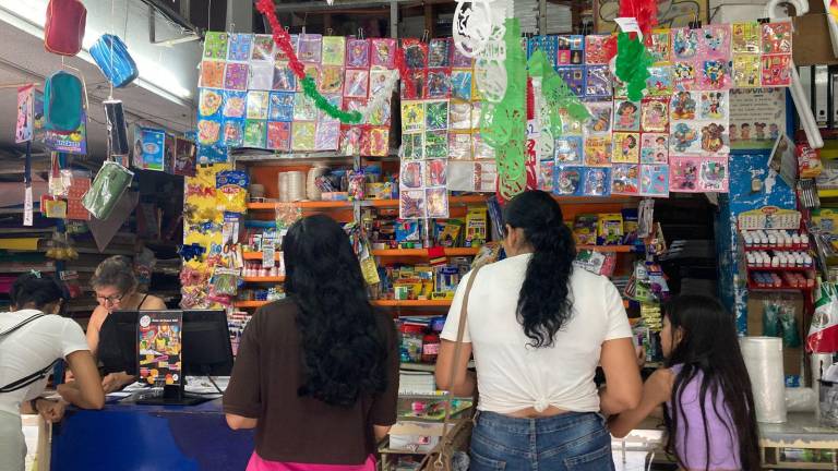 En Mazatlán papelerías reportan avance lento en el canje de útiles escolares.