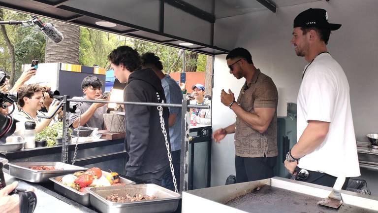 Los aficionados se agolparon a pedirles tacos a las estrellas de Grandes Ligas.