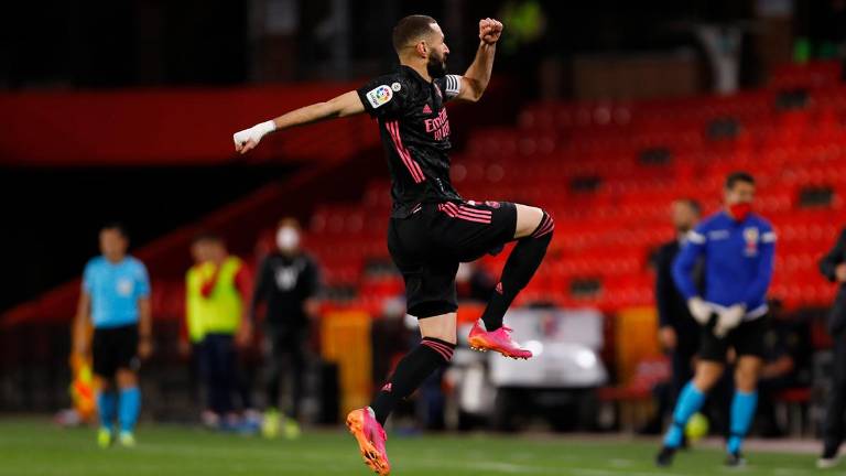 El francés Karim Benzema, del Real Madrid, festeja luego de conseguir el cuarto gol de su equipo en un partido ante Granada.