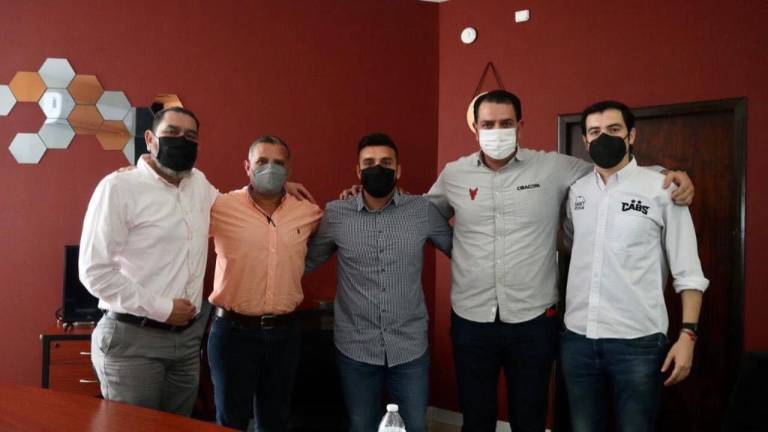 Los representantes de los equipos sinaloenses con el titular del Isde.