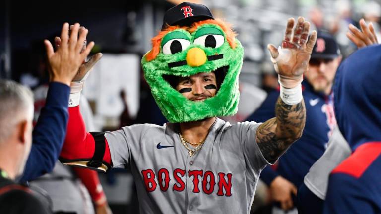 Jarren Durán celebra su cuadrangular con la cabeza de la mascota de los Medias Rojas.