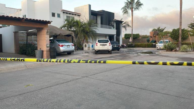 Una vivienda de una privada del sector Tres Ríos, en Culiacán, fue atacada a balazos e incendiada durante la madrugada de este viernes.