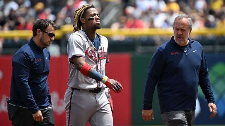 Ronald Acuña Jr. salió del encuentro del domingo, tras desgarrarse la rodilla izquierda.