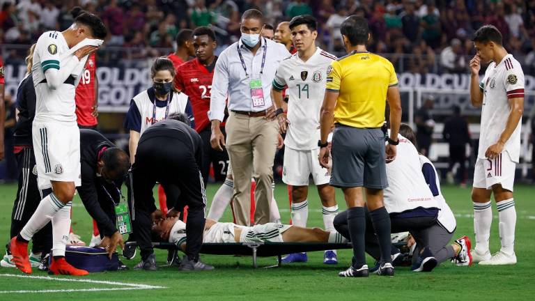 Hirving Lozano apenas pudo jugar 10 minutos de la Copa Oro, al salir lesionado.