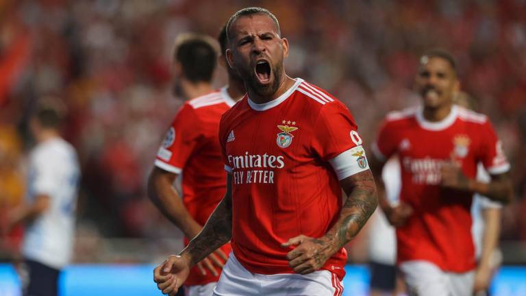 El Benfica goleó al Dinamo para clasificarse.