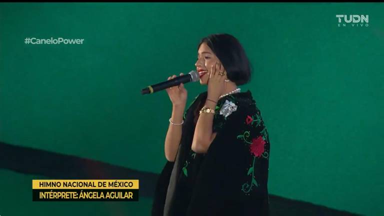 Ángela Aguilar interpreta el Himno Nacional previo a la pelea del “Canelo” Álvarez contra Billy Joe Saunders.