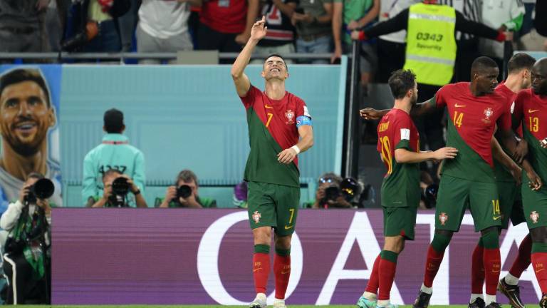 Cristiano Ronaldo marca el primer gol de Portugal.