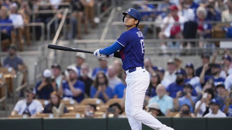 Shohei Ohtani pega jonrón.