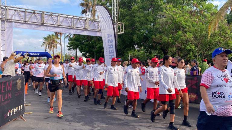 El Escuadrón Acuático participó en la Carrera Roja con 16 elementos.