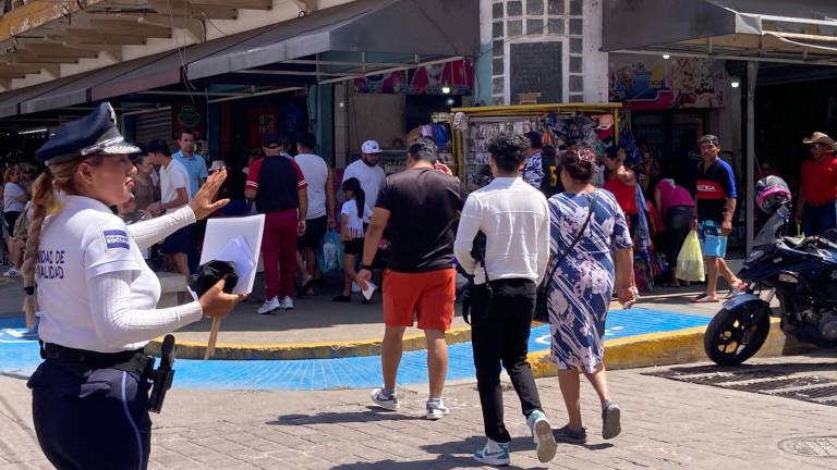 Tránsito municipal difundió información en el centro de Mazatlán en la que se promueven acciones para prevenir percances.