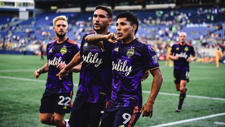 Raúl Ruizdíaz celebra uno de los goles del Seattle Sounder sobre Tigres.