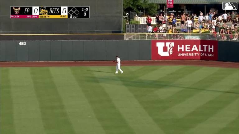 Mike Trout sale del juego.
