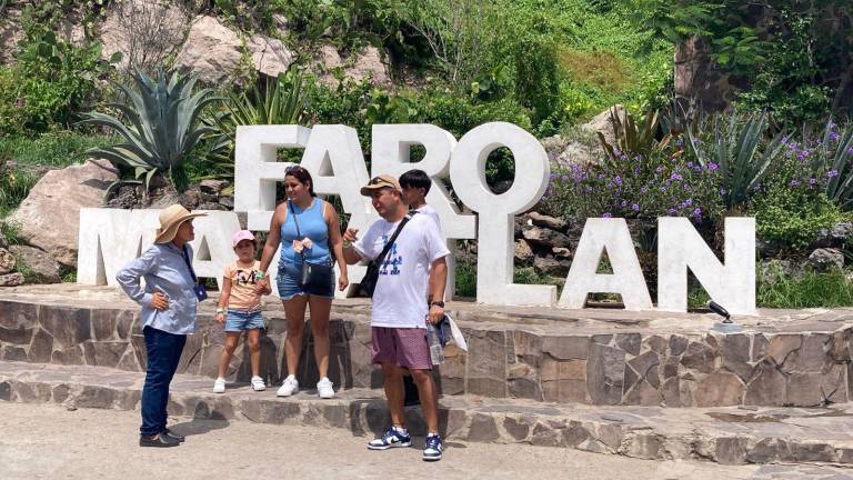 Turistas subieron este sábado el Cerro del Crestón para disfrutar de la vista que ofrece de Mazatlán.