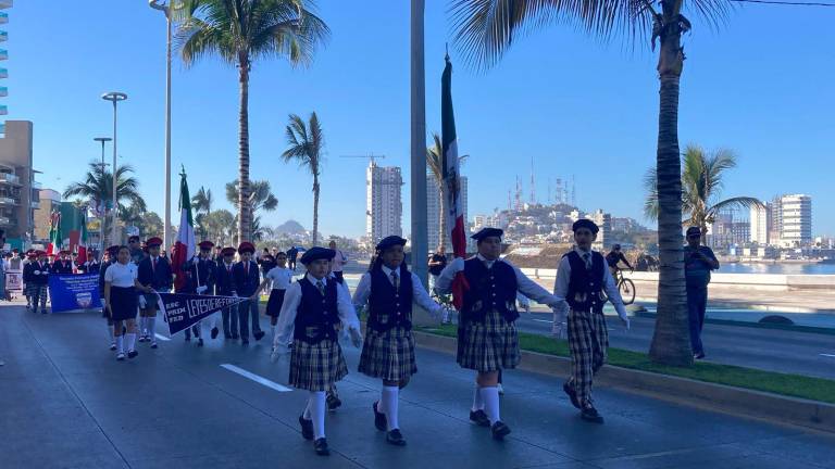 Escuelas primarias de diferentes sectores escolares marcharon por el malecón.