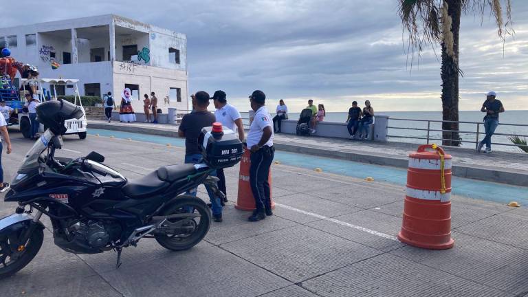Elementos de Tránsito Municipal bloquearon el acceso al malecón por la Marcha Maz Orgullo 2025, desviando a conductores por rutas alternas.