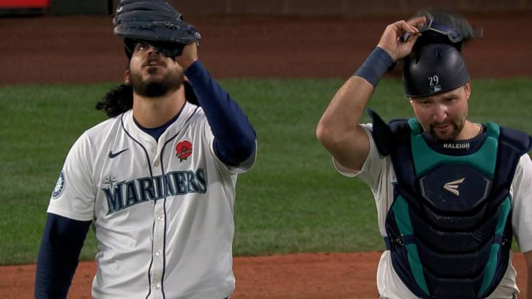 El sinaloense Andrés Muñoz (izquierda) celebra el rescate y el triunfo de los Marineros.