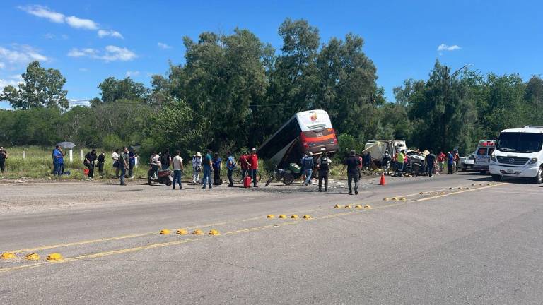 Elementos de rescate atienden a los lesionados en el lugar del siniestro.