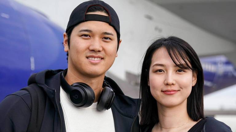 Shohei Ohtani y su esposa Mamiko Tanaka.