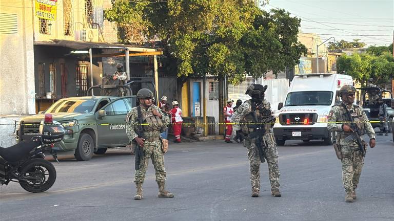 Elementos del Ejército y policías acudieron a resguardar la zona del ataque ocurrido en la avenida Guadalupe Victoria.