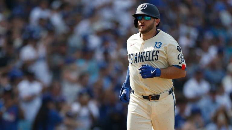 Max Muncy pega dos jonrones.