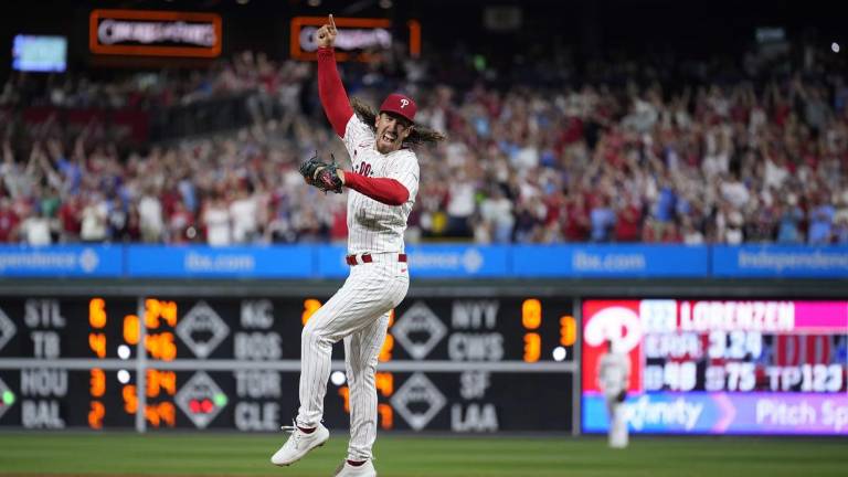 Michael Lorenzen celebra su hazaña.