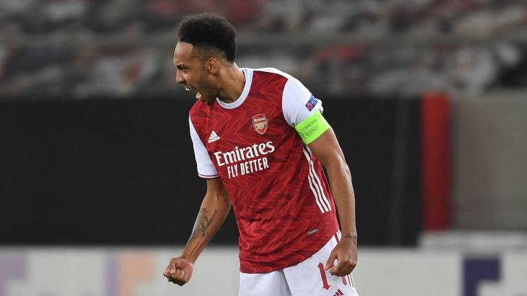 Pierre-Emerick Aubameyang festeja tras anotar el tercer gol de Arsenal en el partido contra Benfica.