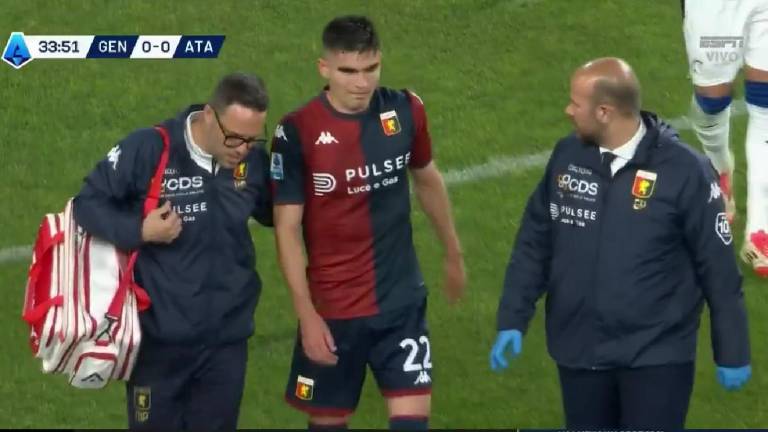 Johan Vásquez abandona el campo en la primera parte.