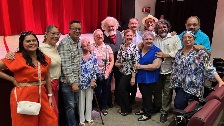 La comunidad teatral celebró con el maestro Rodolfo Arriaga este reconocimiento.