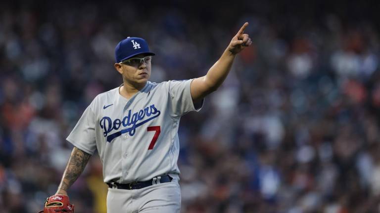 Julio Urías logra su victoria 16 de la campaña.