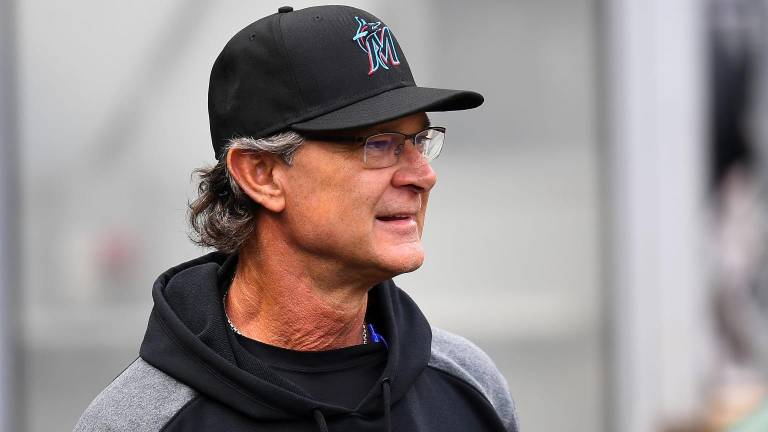 Don Mattingly sigue con Marlins.