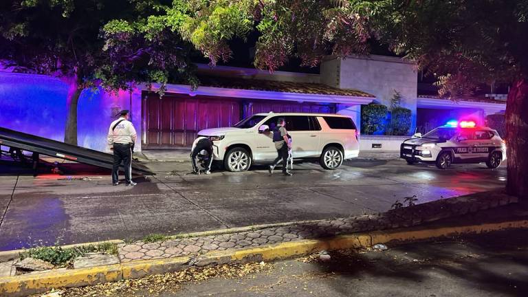 La camioneta del titular de la SSPyTM fue remolcada por elementos de la propia corporación, luego de sufrir daños en los neumáticos a causa de ponchallantas arrojados durante un operativo en Culiacán