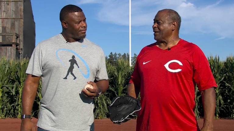 Griffey Señor y Jr juegan pelota.