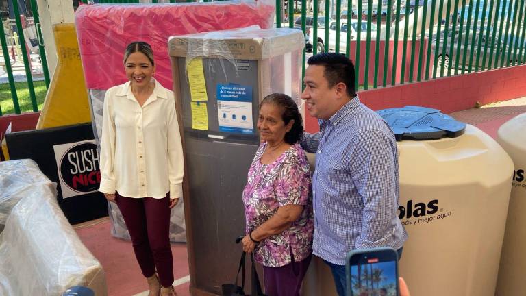 Estrella Palacios y Francisco Javier García encabezaron la entrega de apoyos.