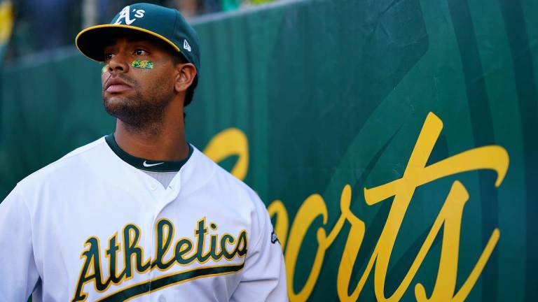 Khris Davis intentará ganarse de nuevo un lugar en los Atléticos de Oakland.