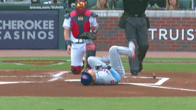 Pete Alonso sale del juego lesionado.
