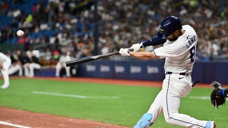 Lowe suena jonrón con las bases llenas.